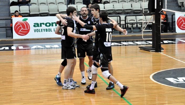 Erkek Voleybol Takımımız Ligde Hiç Yenilmedi